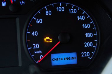 Araç gösterge panelinde yanan motor hata ışığını kontrol et