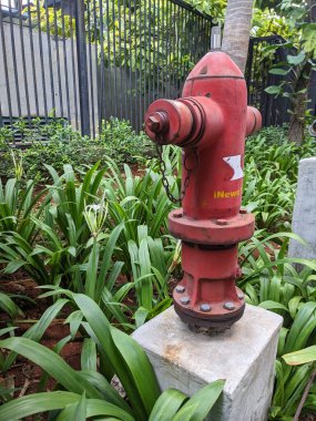 Sokakta yangın söndürücü var.