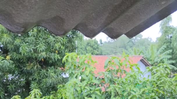 Regentropfen Auf Dem Dach — Stockvideo