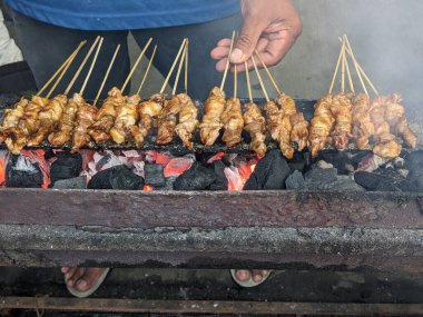 Keçi satay kambing Endonezya 'nın en popüler yemek yemeklerinden biridir. Baharatlı et kızartılarak yapılır.