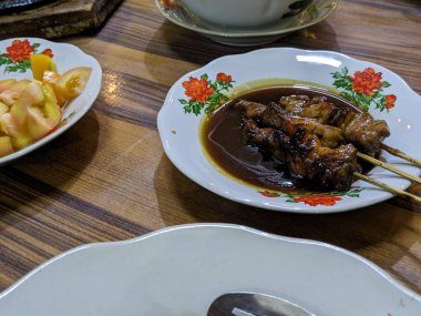 Keçi satay kambing Endonezya 'nın en popüler yemek yemeklerinden biridir. Baharatlı et kızartılarak yapılır.