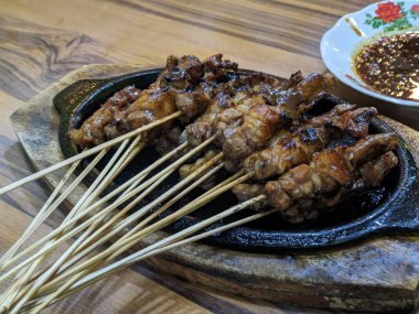 Keçi satay kambing Endonezya 'nın en popüler yemek yemeklerinden biridir. Baharatlı et kızartılarak yapılır.
