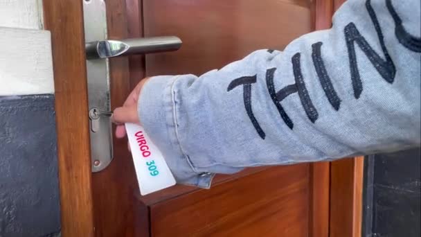 Bir Kadının Otel Odasının Kapısını Açarken Oda Anahtarını Kullanırken — Stok video