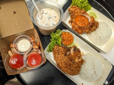 Ayam Geprek Endonezya Gıda Çıtır Kızarmış tavuk baharatlı acı biber soslu pilav ile servis edilir. Şu anda, Geprek tavuğu birçok Endonezyalı için favori bir menüdür..