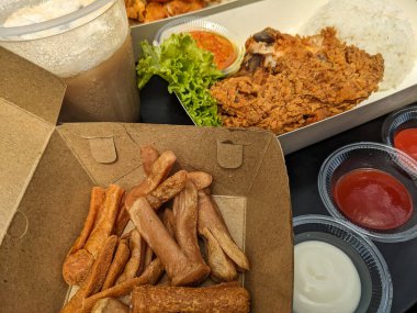 Ayam Geprek Endonezya Gıda Çıtır Kızarmış tavuk baharatlı acı biber soslu pilav ile servis edilir. Şu anda, Geprek tavuğu birçok Endonezyalı için favori bir menüdür..