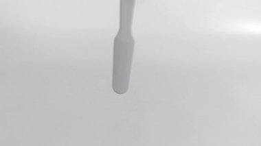 Beyaz arka planda izole edilmiş yeni bir diş fırçasını tutan bir adamın yakın çekimi. Bir diş fırçasını döndürmenin video illüstrasyonu