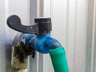 Evin önündeki musluk genellikle evin önündeki bitkileri sulamak için kullanılır.