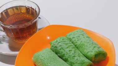 Sokak kedisi yolda yemek yiyor. Aç sokak kedileri gönüllülerin dağıttığı yiyecekleri yerler. Sokak kedilerini kuru yiyeceklerle beslemek..