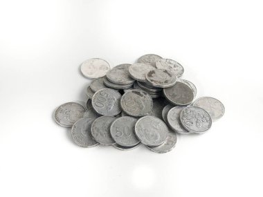 500 rupiah bozukluk. Rupiah paraları. Endonezya Rupiah gümüş paraları yığını. İzole edilmiş beyaz