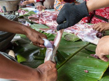 Kurban bayramı kutlaması. Müslümanlar, Kurban Bayramı boyunca topluma dağıtılacak helal kesilmiş eti hazırlamak için birbirlerine yardım ederler. Kurban Bayramı ya da Kurban Bayramı.