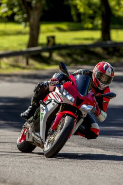 motosikletçi yolda.