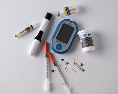 Rivne, Ukrayna - 3 Temmuz 2022 - Comfort 2B, Insulin human Farmasulin 100IU / ml, diyabet, kan şekeri kontrolü, insülin şırıngaları, beyaz arka plan