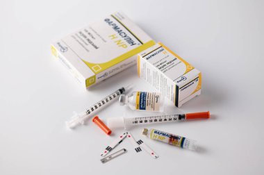 Rivne, Ukrayna - 3 Temmuz 2022 - İnsülin insanı Farmasulin 100 IU / ml, diyabetik, kan şekeri kontrolü, insülin şırıngaları, beyaz arka plan