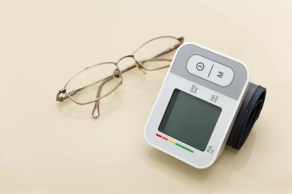Monitor Digital Automático Presión Arterial Muñeca Gafas Sobre Fondo Claro — Foto de Stock