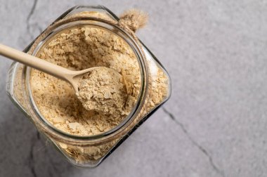 Taneli besin maya, devre dışı, canlı değil, B vitamini, kavanozda, kaşığa odaklan, yakın çekim, üst görünüm