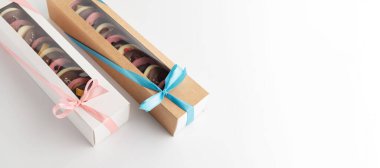 Kurutulmuş meyve, fındık, hoş geldin paketi, afiş, yazı için yer içeren el yapımı çikolata seti.