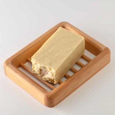 El yapımı organik sabun, bitkisel, beyaz arka planda, kare biçiminde.