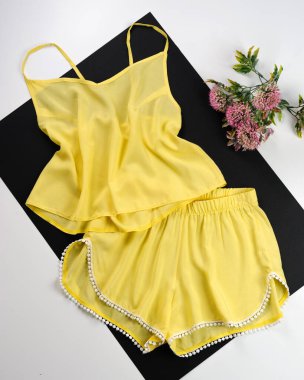 Kadın gece kıyafetleri, pijamaları, narin, güzel, modaya uygun, rahat.