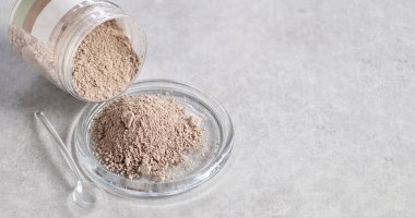 Aktif hale getirilmiş zeolit klinoplolit aktive edilmiş saponit, silikon, hafif bir arka planda vücudun detoksifikasyonu, metin için yer