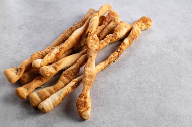 Parmesanlı çıtır ekmek çubukları, Grissini, gri taş arka planda, metin için yer