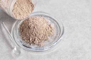 Aktif zeolit, klinoplolit etkinleştirilmiş saponit, silikon, hafif arka planda vücut zehirlenmesi, makro