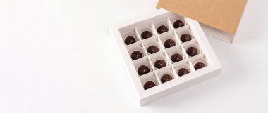 Belçika çikolatası, el yapımı el yapımı şekerlemeler, beyaz bir arka plan, hediye, yazı için yer, afiş.