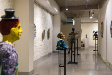 Lutsk, Ukrayna - 26 Şubat 2023 - Korsaki Modern Ukrayna Sanat Müzesi, modern Ukraynalı sanatçıların eserleri