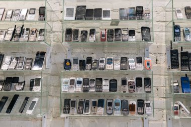 Lutsk, Ukrayna - 26 Şubat 2023 - Korsakiv Modern Ukrayna Sanat Müzesi, eski telefon koleksiyonu, akıllı telefon sergisi