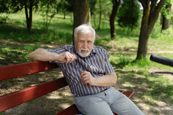 Positiv Äldre Man Gick Promenad Till Parken Stannade Och Satte — Stockfoto