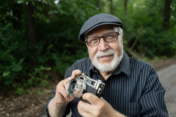 Sorridente Uomo Anziano Carismatico Occhiali Con Pellicola Retrò Fotocamera Sorridente — Foto Stock