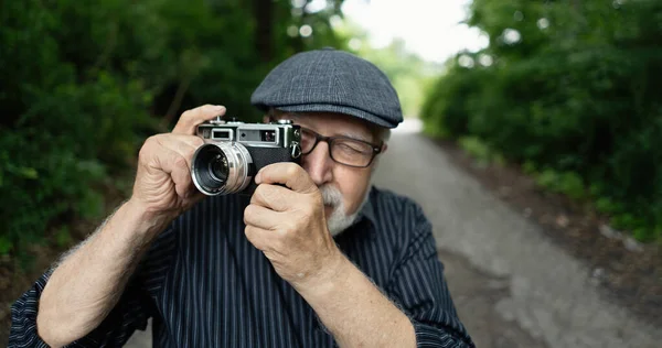 Smiling Charismatic Elderly Man Glasses Holding Film Retro Camera Hunting — Stock Photo, Image