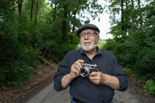 Sorridente Uomo Anziano Carismatico Occhiali Tenendo Pellicola Retro Fotocamera Caccia — Foto Stock