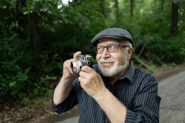 Sorridente Uomo Anziano Carismatico Occhiali Che Tiene Film Retro Fotocamera — Foto Stock