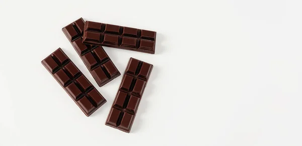 Domácí Tmavá Čokoláda Dlaždicích Bílém Pozadí Místo Pro Text Banner — Stock fotografie