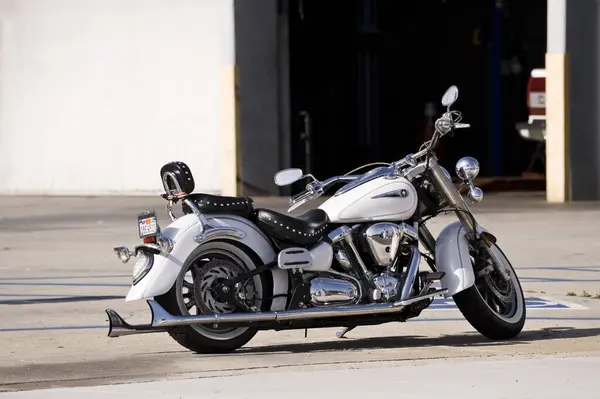 Harley Davidson Yolu Yıldızı Alhambra California 'da Valley Bulvarı' na park etmiş.