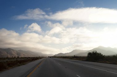 Otobanda geçen fırtına sırasında gün doğumu