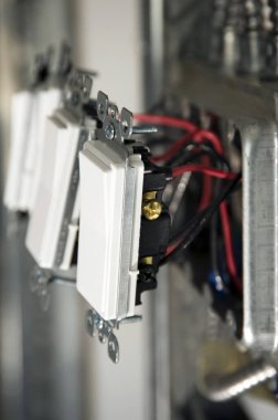 Metal bir bağlantı kutusunda elektrik şalteri kablosu
