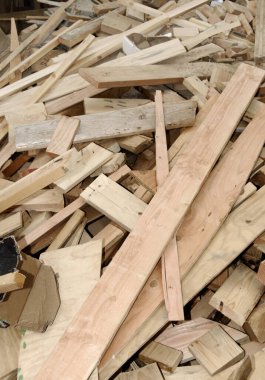 İnşaat alanına kereste yığını dök.