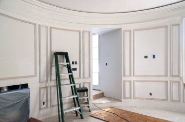 Yapım aşamasında olan duvar panelleri ve pervazları olan elips şekilli oda.