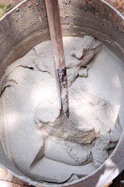 Havan topu büyük plastik bir kapta kürekle karıştırılıyor.