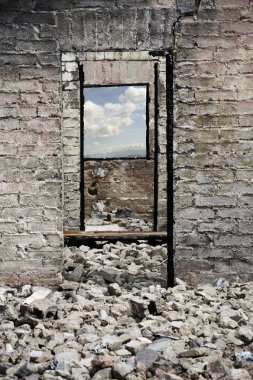 Mojave çölünde tuğla yapı yangınla yok oldu.