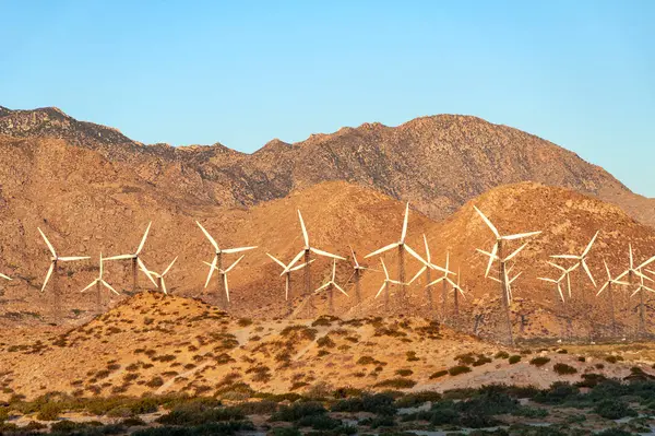 Palm Springs California, ABD yakınlarında rüzgar türbinleri