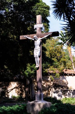 Parktaki bahçedeki heykel.