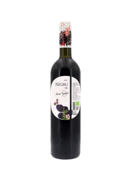 Roma, İtalya. 27 Aralık 2023 'te. Beyaz arka planda izole edilmiş bir şişe Negru de Petro Vaselo kırmızı şarabı. Petro Vaselo şarapları Romanya 'da bilinir ve takdir edilir..