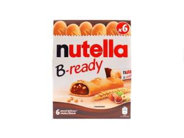Roma, İtalya. 16 Aralık 2023 'te. Nutella B-hazır 6 paket beyaz arka planda izole edildi. Ferrero SpA, İtalyan markalı çikolata ve şekerleme üreticisi..