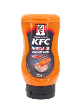 Roma, İtalya - 3 Kasım, 2023. Çeviri: Beyaz arka planda izole edilmiş plastik KFC Amerikan sosu şişesi. KFC, kızarmış tavuk üzerine uzmanlaşmış bir fast food restoran zinciri..