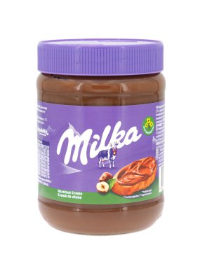 Roma, İtalya - 8 Ekim 2023. - 8 Ekim 2023. Beyaz arka planda izole edilmiş Milka fındık kremi kavanozu. Milka İsviçre 'de 1901 yılında Suchard tarafından İsviçre' de üretilen bir çikolata markasıdır..