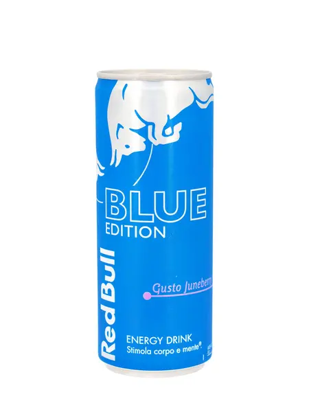 Roma, İtalya. 14 Kasım 2024, Roma, İtalya. Kırmızı Boğa Mavi Versiyon Enerji İçeceği kutusu beyaz arka planda izole edilmiş. Red Bull, 1987 yılında Avusturyalı bir şirket olan Red Bull GmbH tarafından üretilen bir enerji içeceğidir..