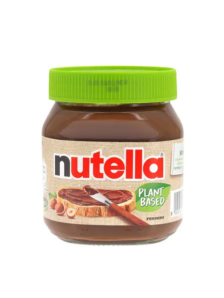 Roma, İtalya. 6 Aralık 2024 'te. Fındık ezmeli fındık ezmesi kavanozu beyaz arka planda izole edilmiş. Ferrero SpA, İtalyan markalı çikolata ve şekerleme üreticisi..