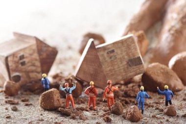 Doğal afetler nedeniyle çöken evler ve kurtarma ekiplerinin Diorama manzarası